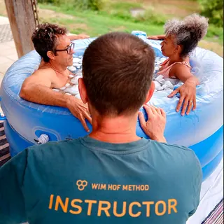 Patrick, instructeur Wim Hof Method, accompagne deux participants dans le bain de glace