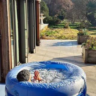 Bain de glace en extérieur, face au jardin