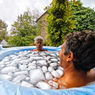 Deux participants dans le bain de glace, au calme