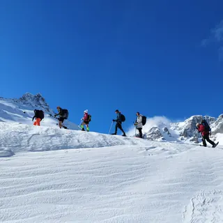Randonnée en raquettes sur une crête enneigée