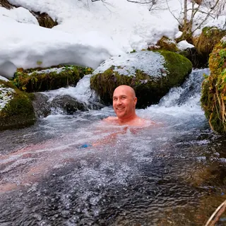 Immersion dans une cascade au milieu de la neige