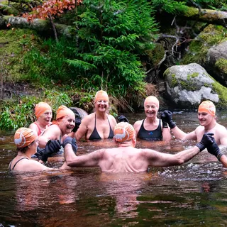 Le groupe réuni en cercle dans la rivière